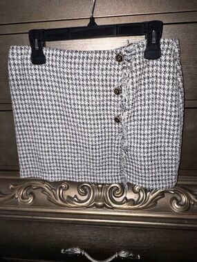 Houndstooth Tweed  Mini Skirt with Button Trim - Black & White